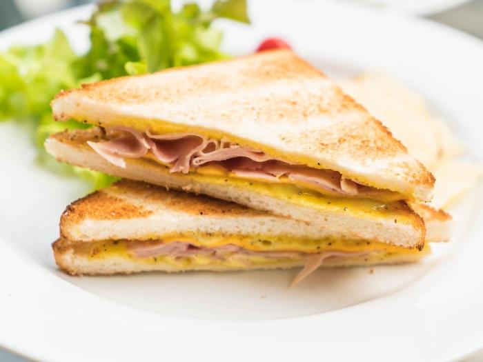 Ham and cheese sandwich nutrition